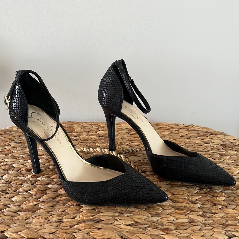 LIKE NEW Jessica Simpson Black Snake Print Pump (US 9)